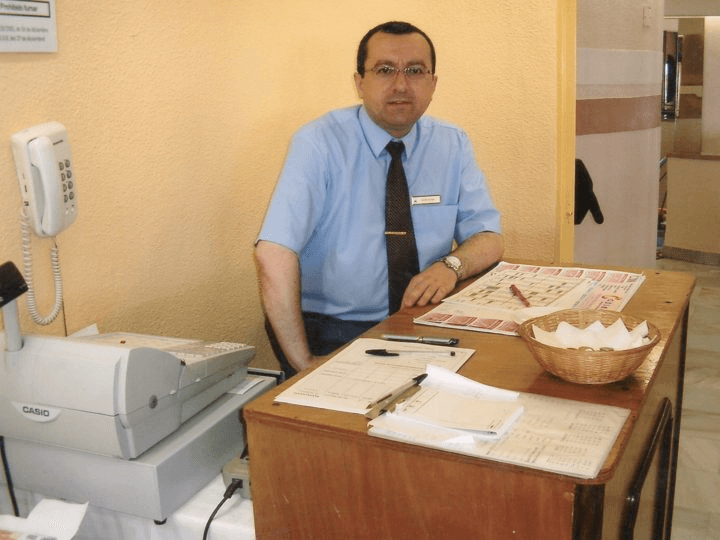 Cristóbal sentado haciendo la facturación