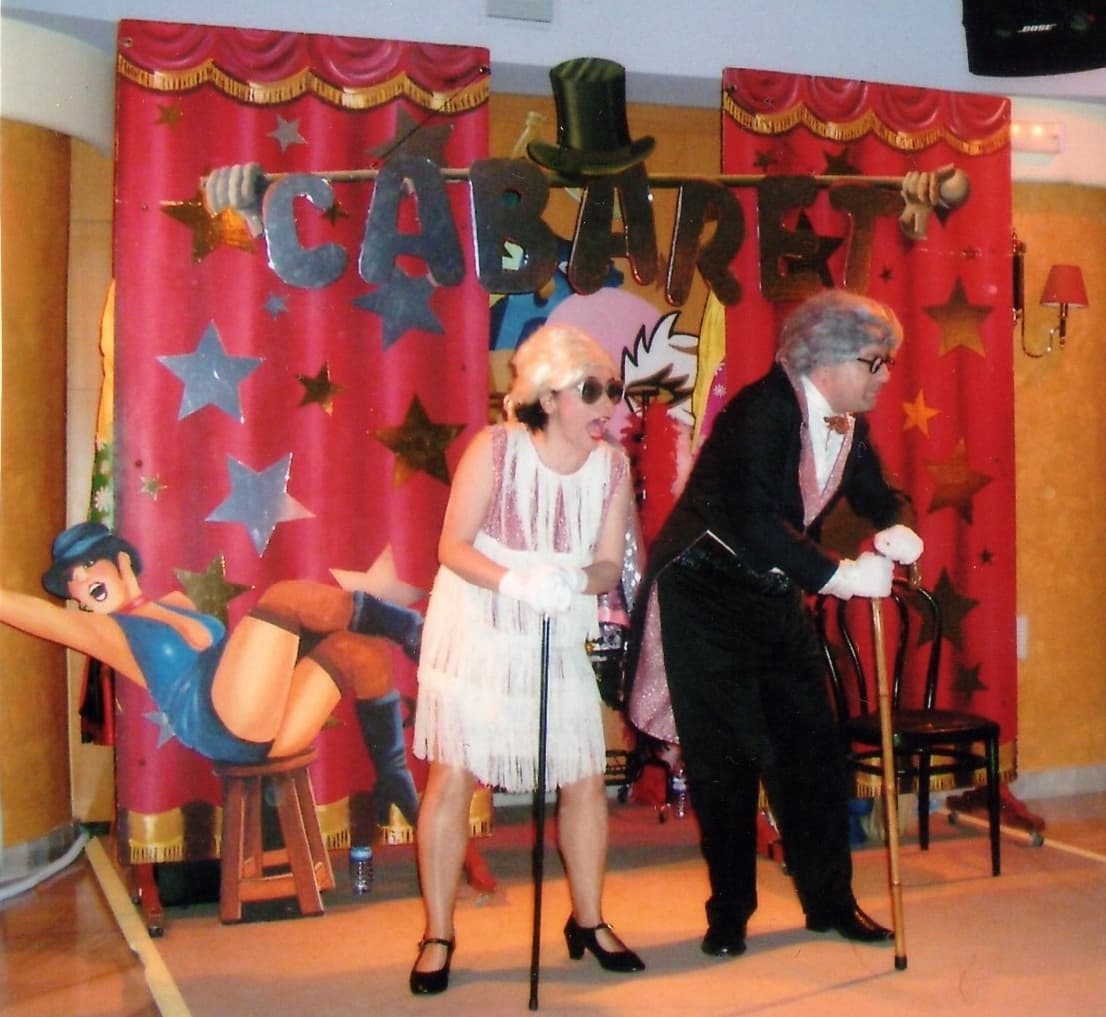 Cristóbal junto a su compañera caracterizados para el cabaret